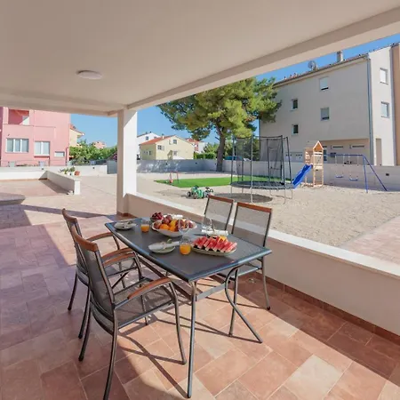 Crowonder Lucija Apartman *