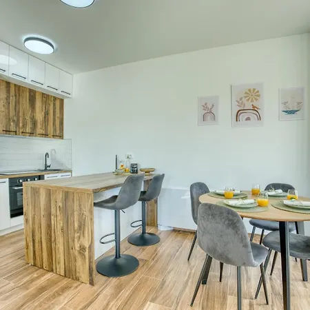 Crowonder Lucija Apartment