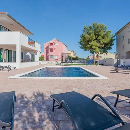 Crowonder Lucija Apartment