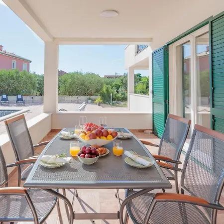 Apartment Crowonder Lucija *