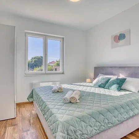 Apartment Crowonder Lucija