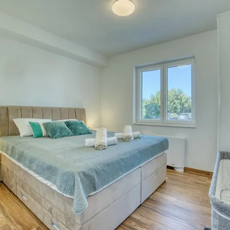 Apartment Crowonder Lucija *