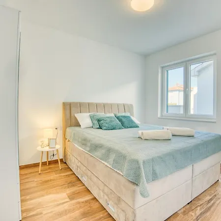 Apartment Crowonder Lucija *