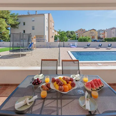 Crowonder Lucija Apartment