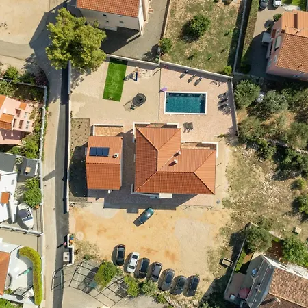 Apartment Crowonder Lucija *