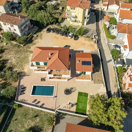 Apartment Crowonder Lucija *